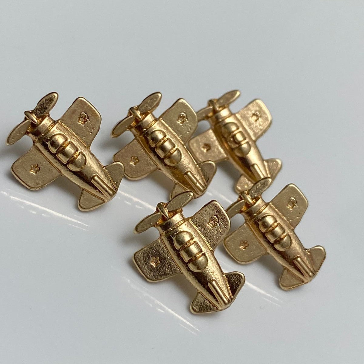 Pin avion turbina dorado