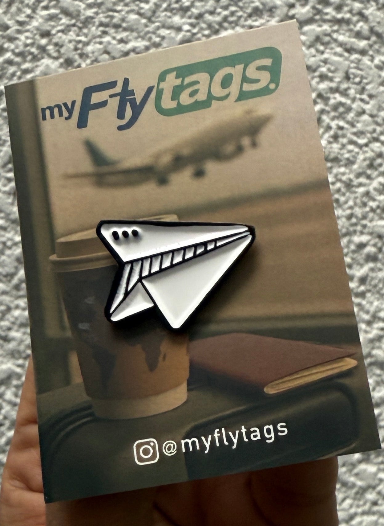 Pin avión de papel