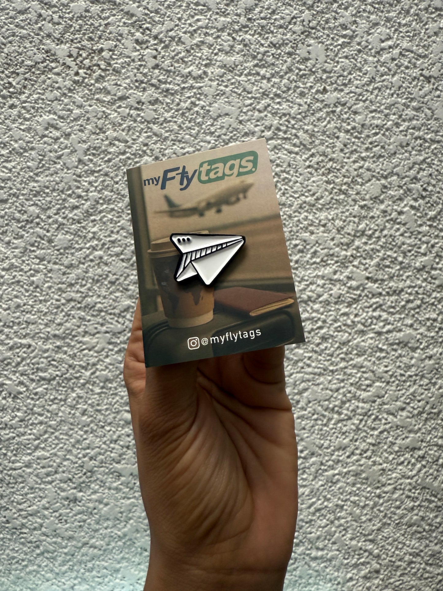 Pin avión de papel