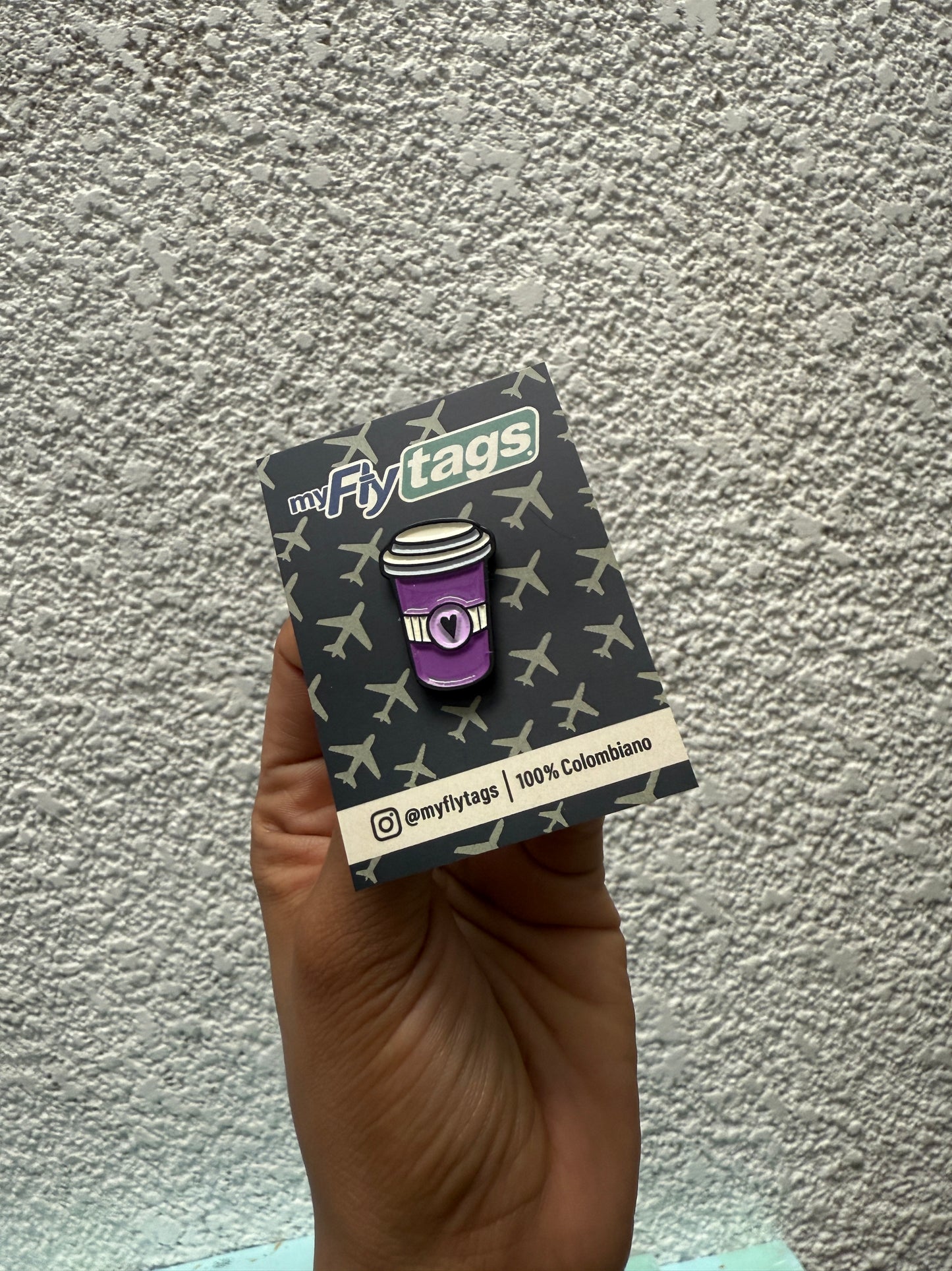 Pin vaso de café morado