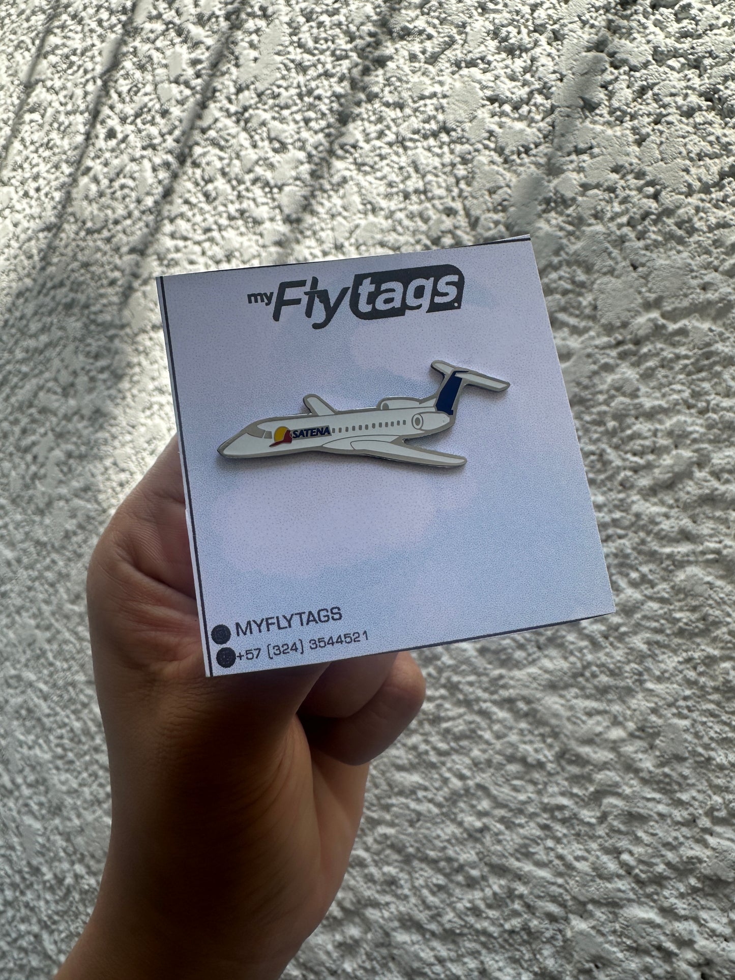 Pin avión Satena Embraer