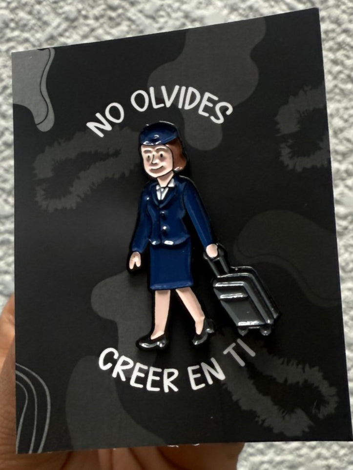 Pin tripulación femenina azul con maleta