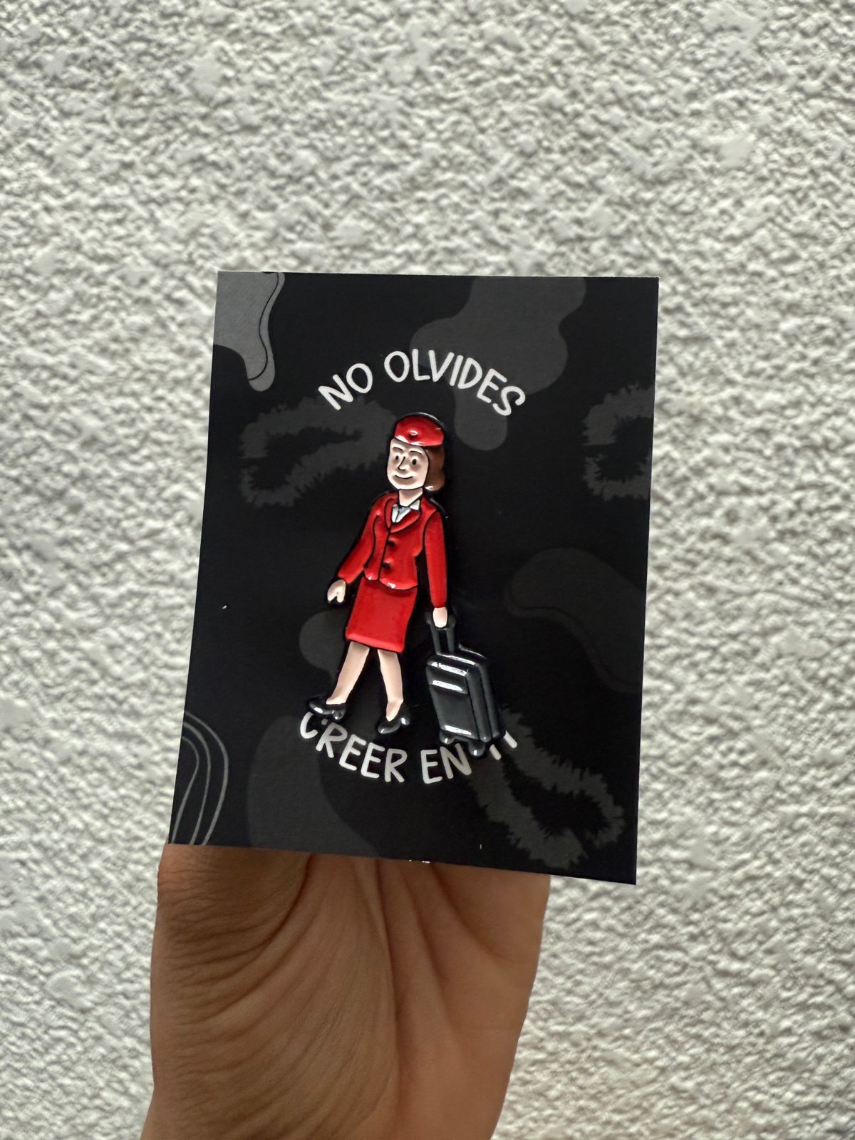 Pin tripulación femenina rojo con maleta
