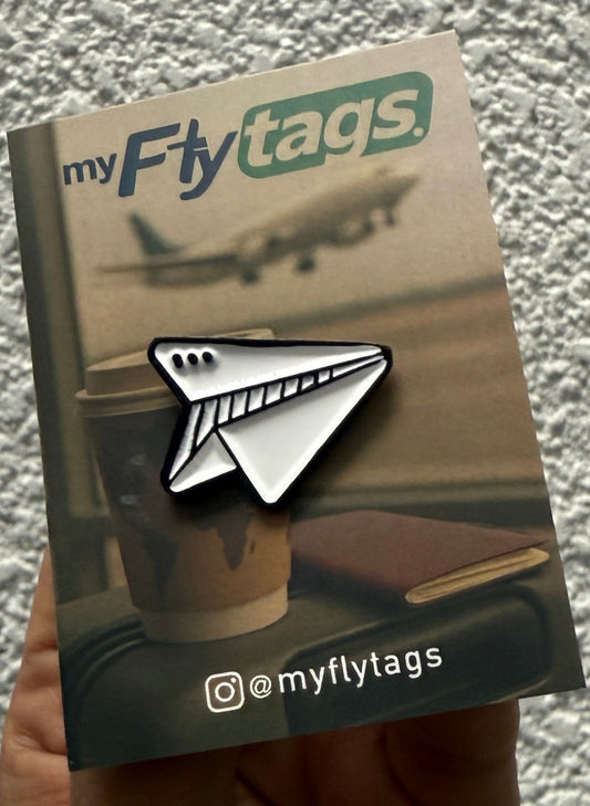 Pin avión de papel