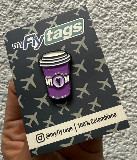 Pin vaso de café morado