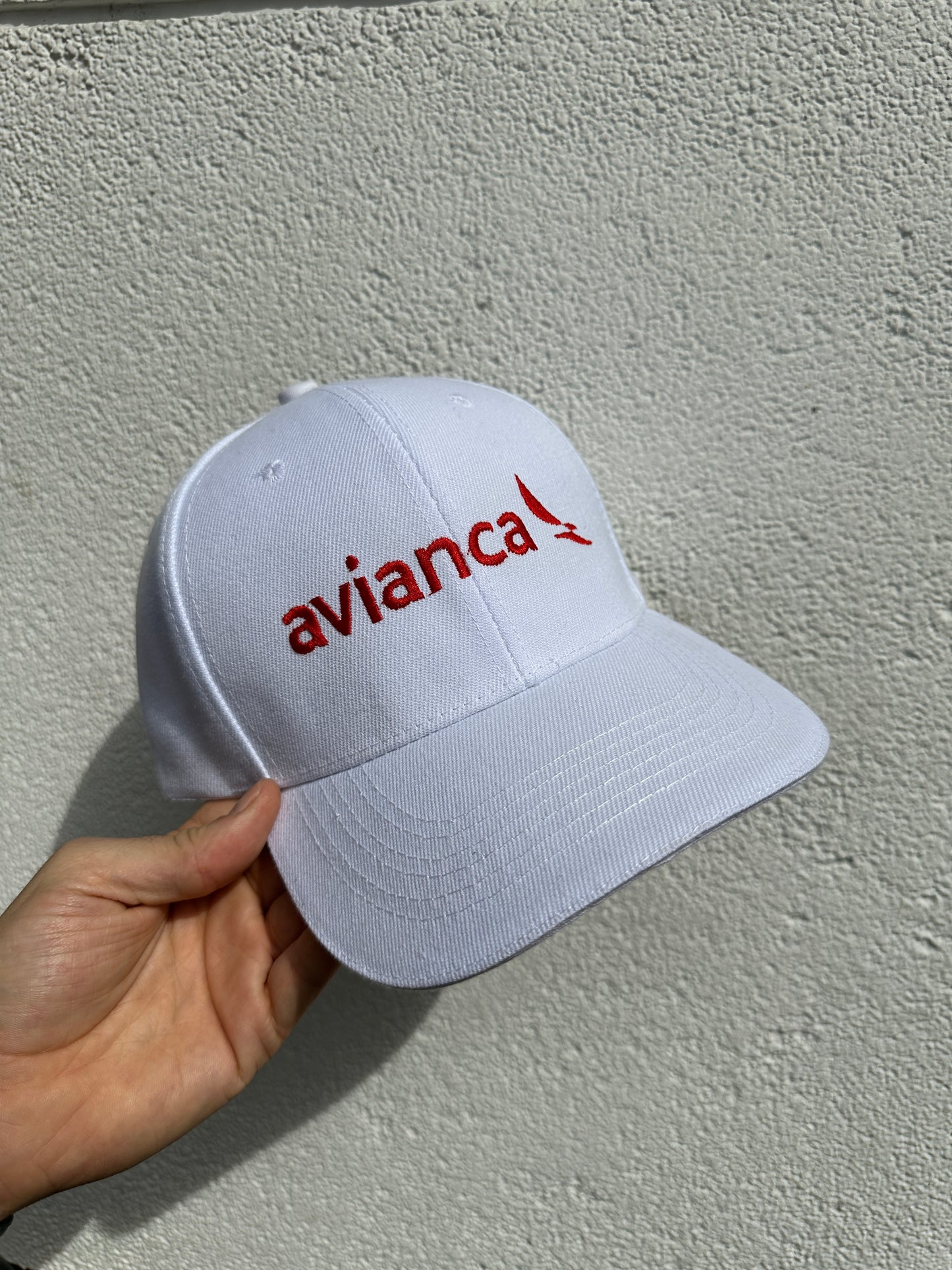 Gorra blanca avianca