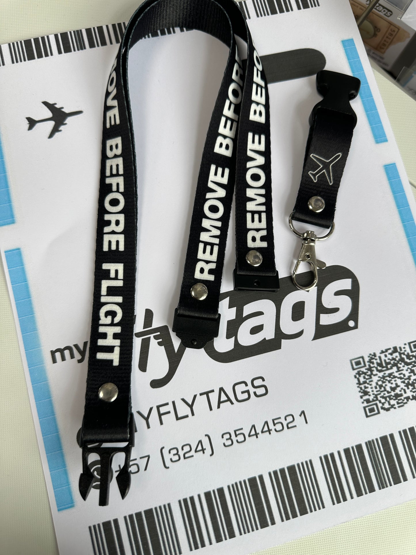 Lanyard Remove Before Flight Negro