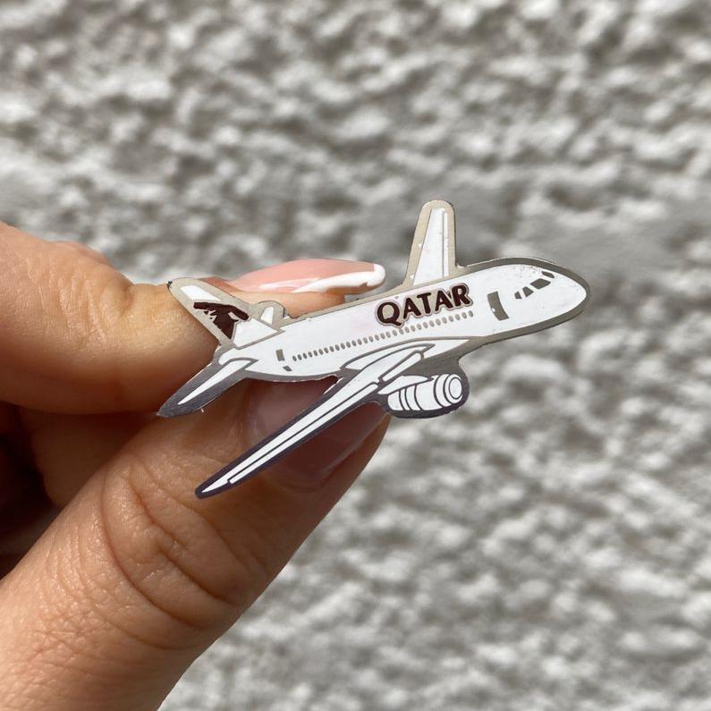 Qatar Pin Machine Pin Avion Qatar – My fly tags