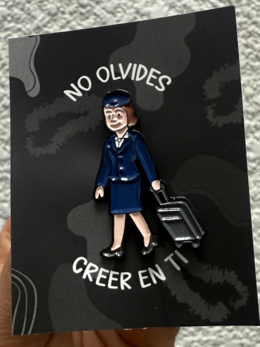 Pin tripulación femenina azul con maleta