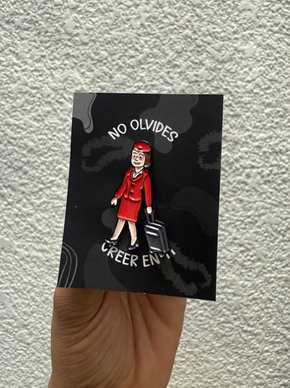 Pin tripulación femenina rojo con maleta