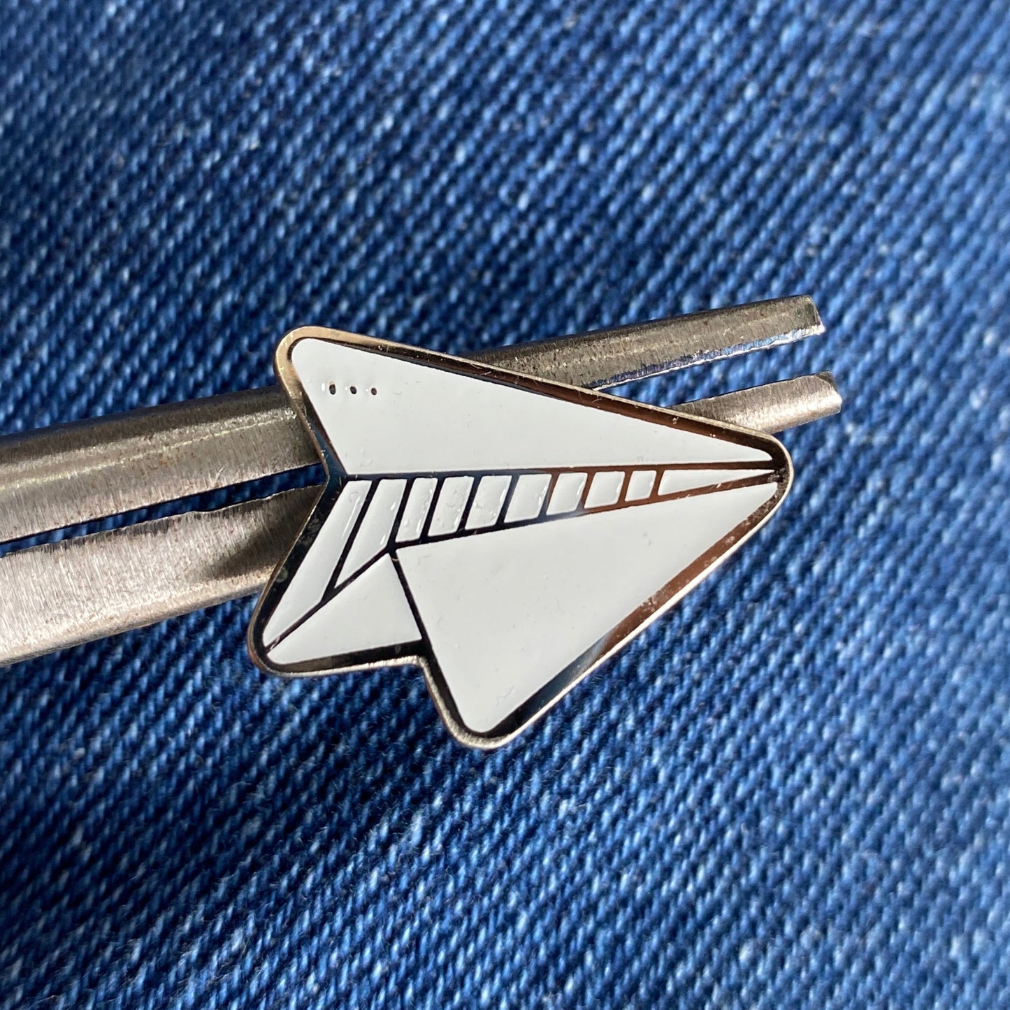 Pin avión de papel